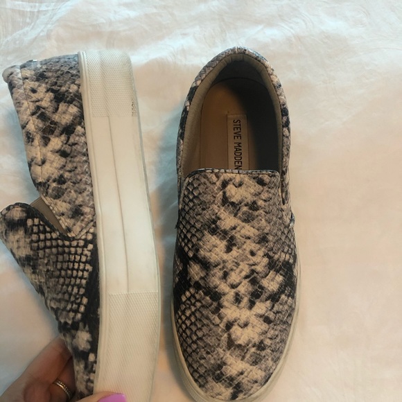 Steve Madden snakeskin sneaker slip on - Picture 5 of 8